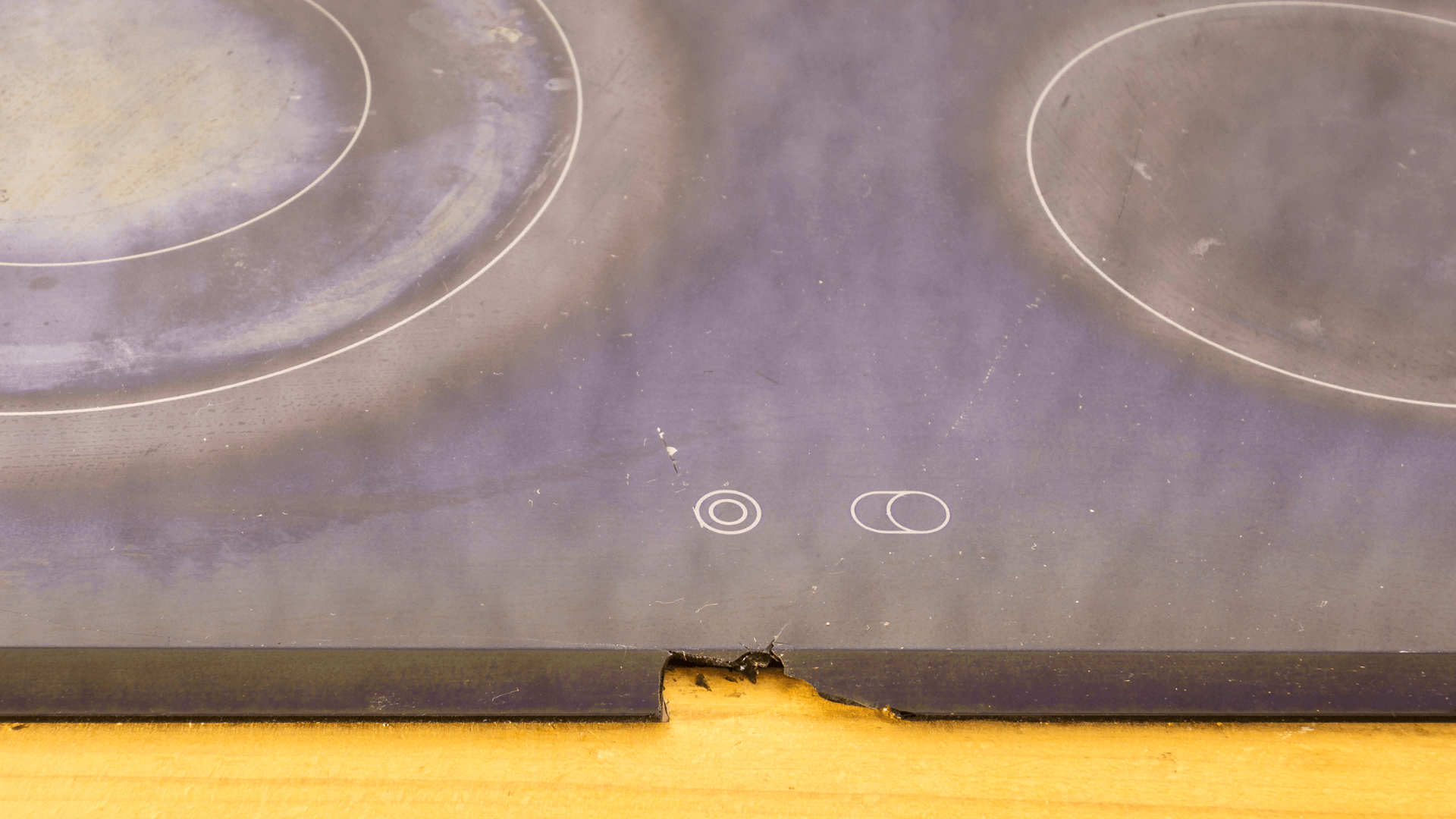 Broken or scratched glass cooktop<br />
